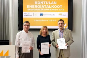 Jari Matikainen (vas.), Kirsi Luoto ja Kari Vainio vastaanottivat taloyhtiöidensä edustajina palkinnot taloyhtiön energiatehokkuuden edistämisestä. Kuva: Anu Norros.
