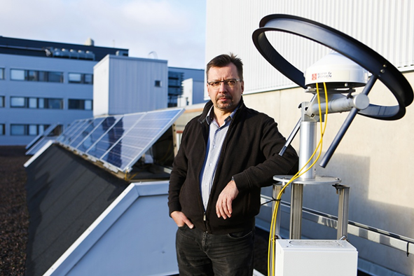 – Finnish Solar Revolution -hankkeessa on tarkoitus myös ennakoida aurinkovoiman tulevaisuuden kehityssuuntia ja visioida uusia teknologioita, kertoo professori Seppo Valkealahti TTY:n sähkötekniikan laitokselta. Kuva: Mika Kanerva